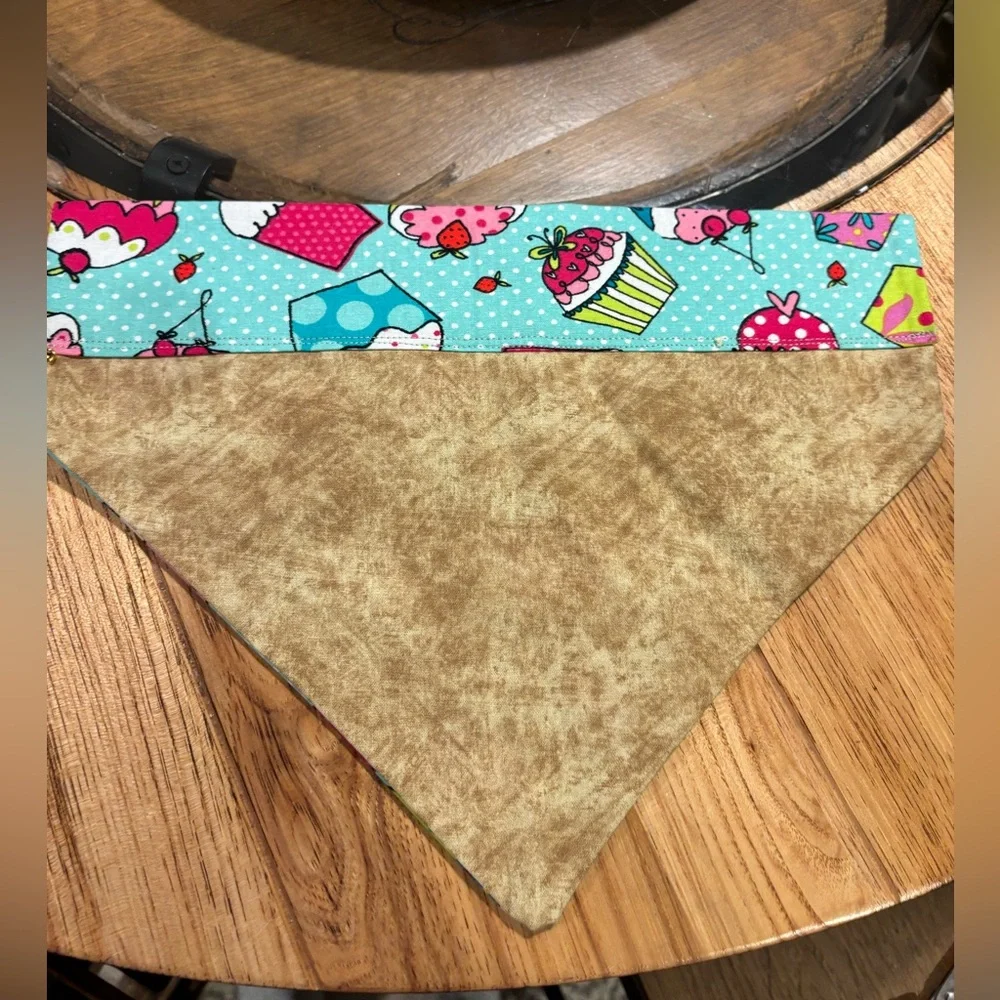 Cupcake Design Dog Bandanna -Size Large Has Area Made To Put Collar Through NWOT